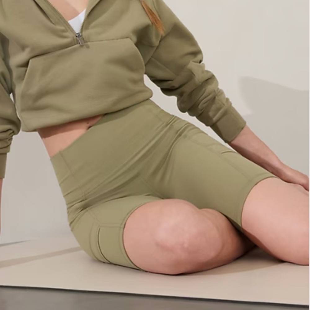 Athleta Green Salutation Stash 9” Cargo Shorts, XXS